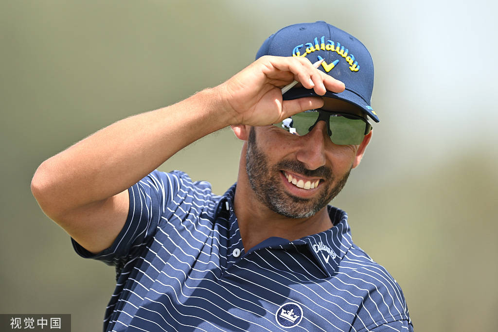 衛(wèi)冕冠軍安托內(nèi)-羅茲勒本輪打出6鳥(niǎo)2柏忌68桿（-4）暫居并列第8位